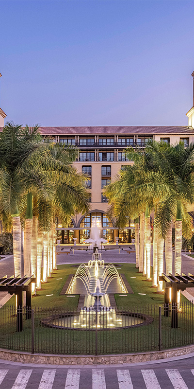  Emblematisches nächtliches Bild der Fassade des Lopesan Costa Meloneras Hotel, Resort & Spa auf Gran Canaria 